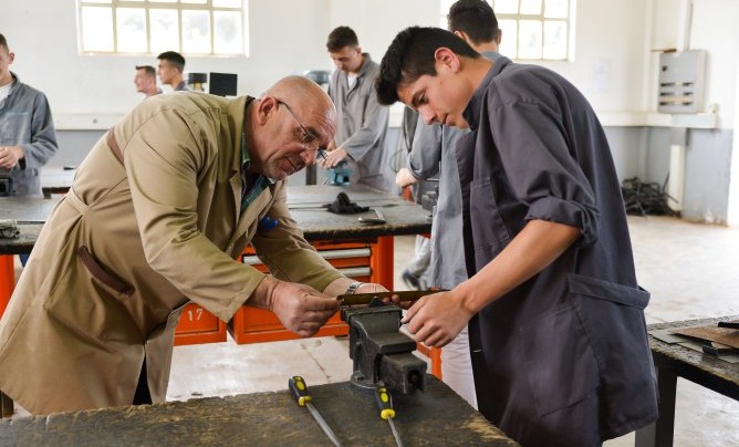 Fluks i larte kerkesash per shkollat profesionale Fluks i larte kerkesash per shkollat profesionale